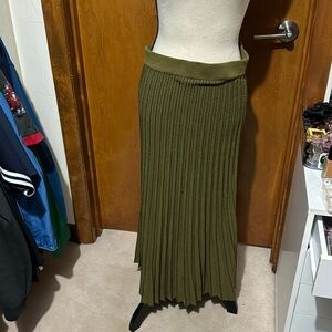 Pleated skirt- elastic waistband